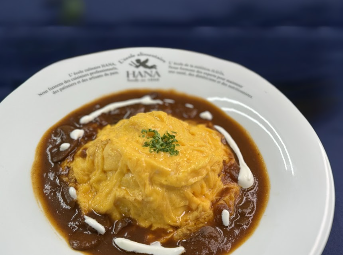 ふわとろオムレツのオムライスデミグラスソース添え、クラムチャウダーとメロンクリームソーダ